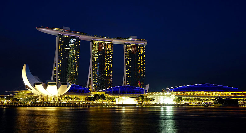 Le Marina Bay Sands, avec ses trois bâtiments, sa piscine, le musée et le fameux Helix Bridge